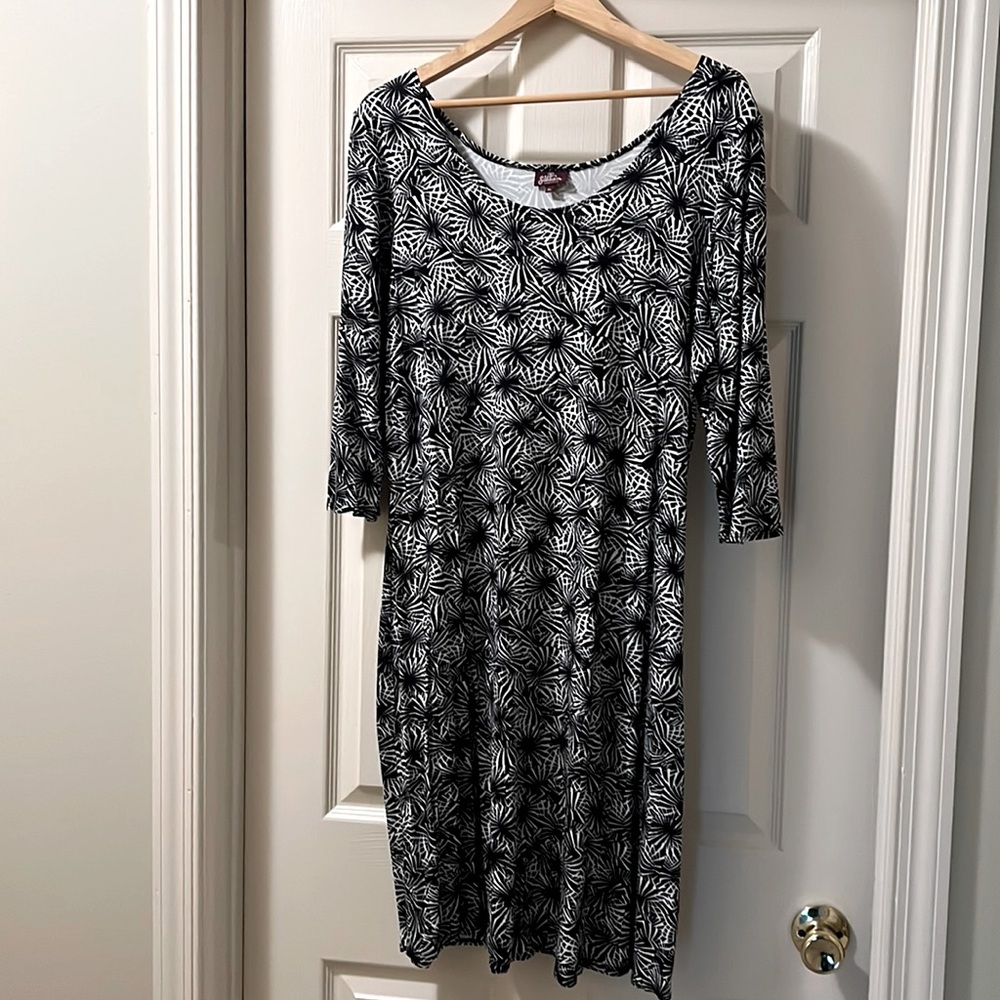 Black and white dress new without tags. Size XL Salaam dress.